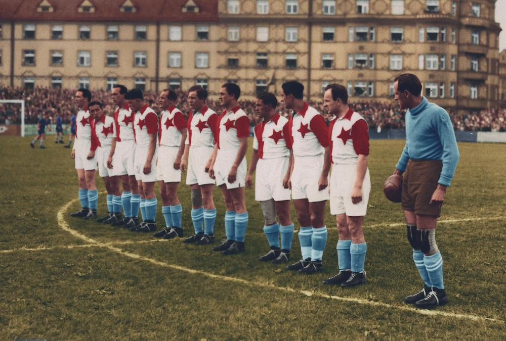 Алекса Бокшай (крайний справа) в «Славии», 1938 год. Колоризированное фото. Источник: slavia.cz