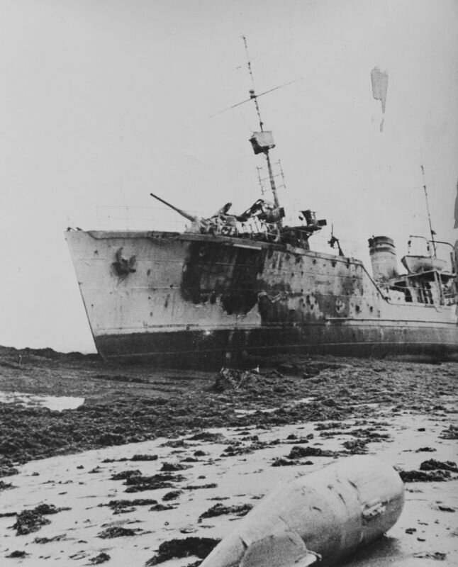 Выброшенный на берег советский быстроходный тральщик Т-405 типа «Фугас» (проект 53) «Взрыватель»