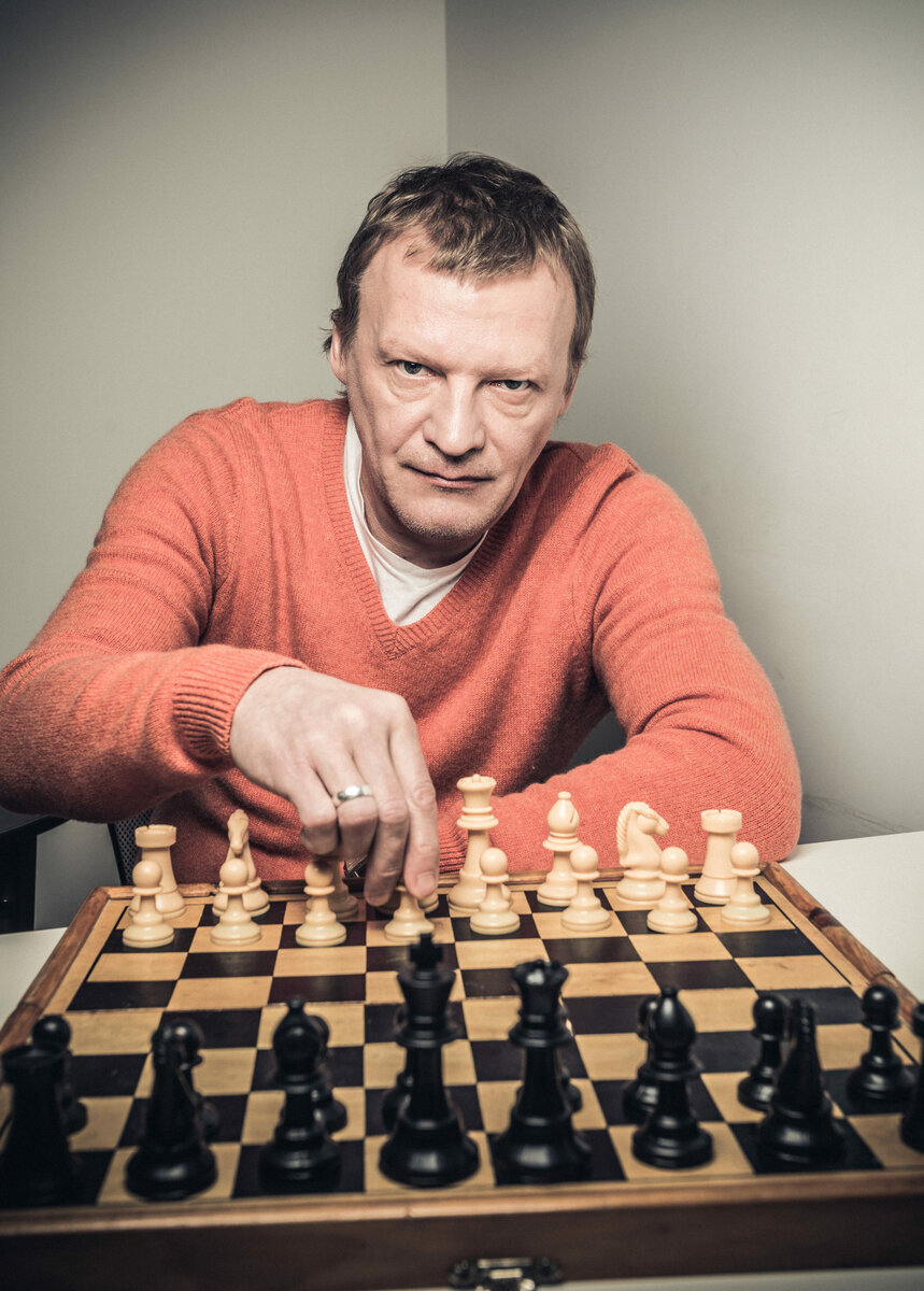 Какими играть: белые или черные?