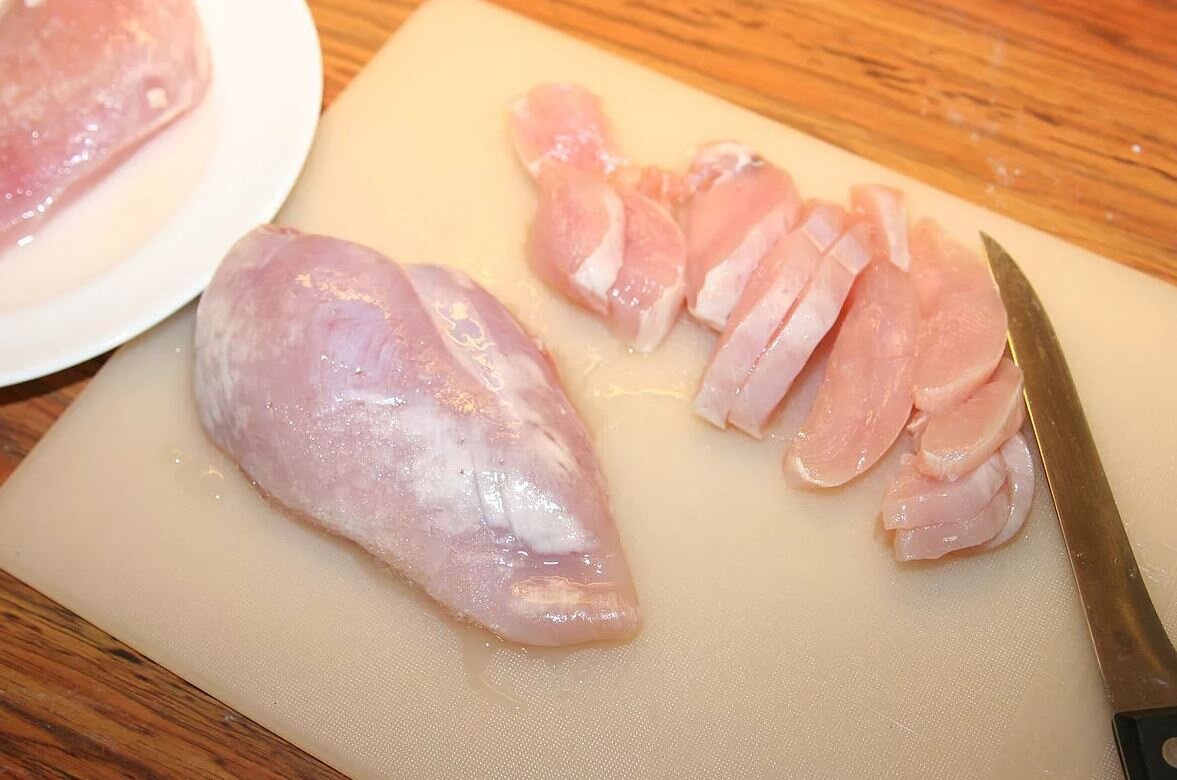 Как понять что курица испортилась. Испорченное куриное филе. Испорченный филе курицы.