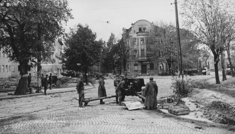 Бои в Берлине. Артиллеристы на боевой позиции
Иван Шагин, 25 апреля 1945 - 2 мая 1945 года, Германия, г. Берлин, МАММ/МДФ.