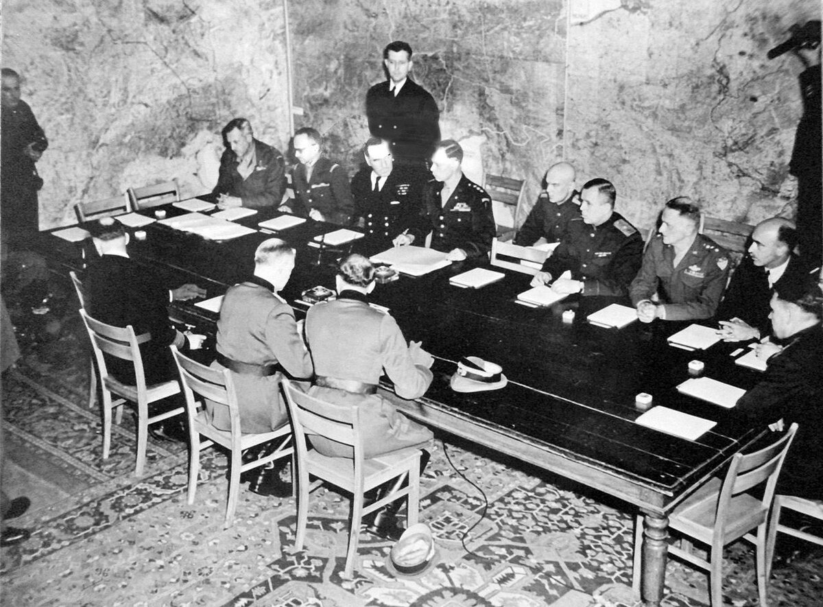Подписание капитуляции в Реймсе wikipedia.org
