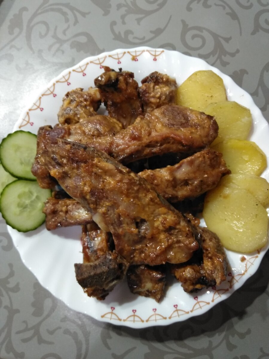 Свиные рёбра-1 кг. 
Приправа-по вкусу.
Чеснок-4,5 шт.
Соль
Майонез-150 гр
Лук-2,3 шт.
Пакет для запекания. 
 *Свиные рёбра моем,удаляем плёнку,режем на секции .
 *Лук нарезаем полукольцами.
 *В глубокой посуде смешиваем специи(я купила специальную приправу для свиных рёбер,но если у вас нет то можете заменить обычной приправой для шашлыка)чеснок,лук,майонез,соль(если потребуется).
 *Полученной смесью хорошо натираем рёбра и убираем в холодильник на 1ч.
 *После этого рёбра ещё раз хорошо перемешиваем и складываем в рукав, концы которого крепко зафиксировать с двух сторон,делаем несколько проколов в пакете для выхода пара и ставим в духовку разогретую до 180 градусов на 1-1,5ч в зависимости от мощности духовки.
 *За пол часа до готовности рёбра достаём пакет разрезаем для того что бы рёбрышки подрумянились.
 * Готовые рёбрышки достаём (аккуратно что бы не обжечься)ложем  на тарелку. На гарнир можно подать порезанные овощи или овощной салат и зелень.#ПРИЯТНОГО #АППЕТИТА.