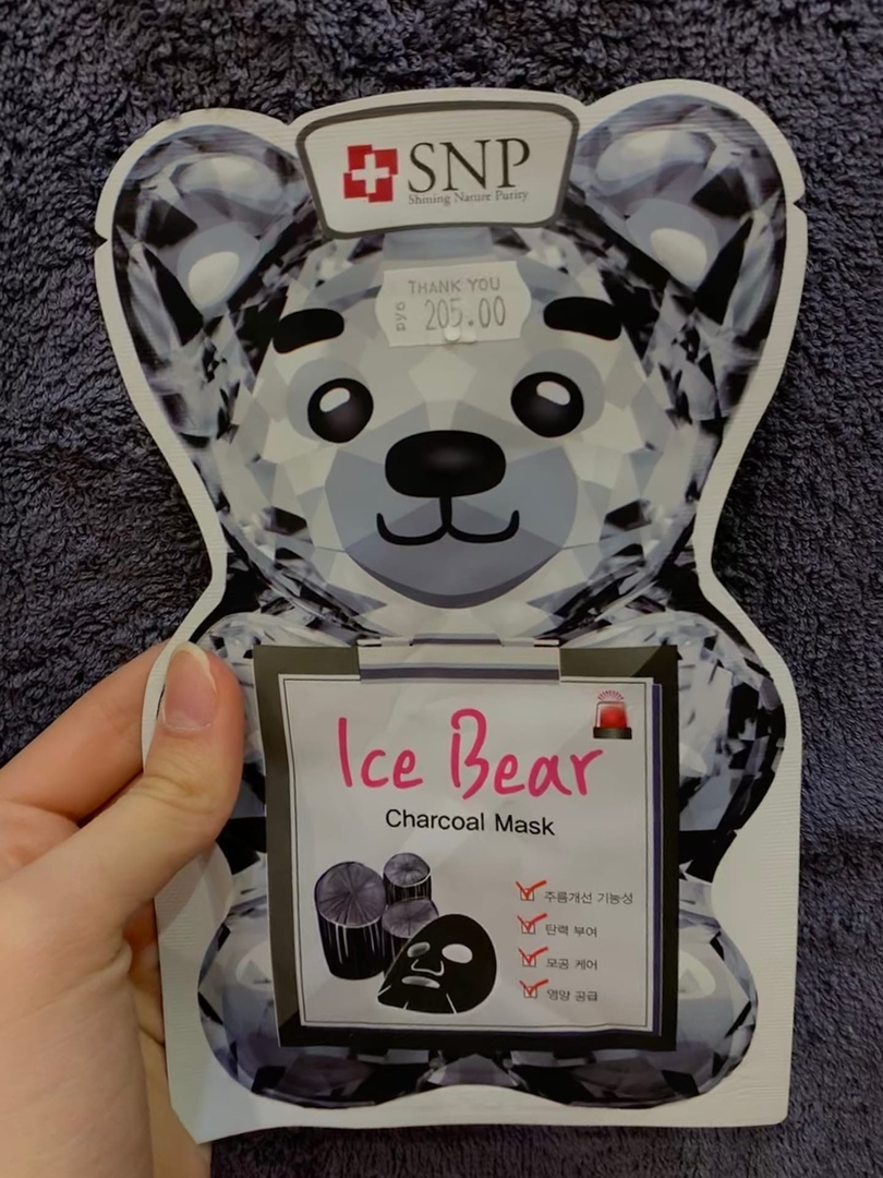 Данную маску я покупаю уже 3 раз, и я ей очень довольна. Она хорошо охлаждает, немного увлажняет, подтягивает кожу, и имеет прикольный дизайн. Сама маска черная и с милым мишкой (как на упаковке) на правой щеке. Стоит она примерно 205 рублей, и она соответствует заявленной цене.