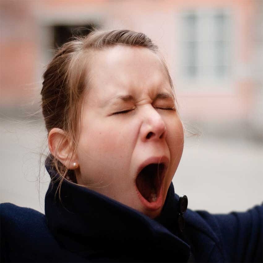 Зевающая девушка фото