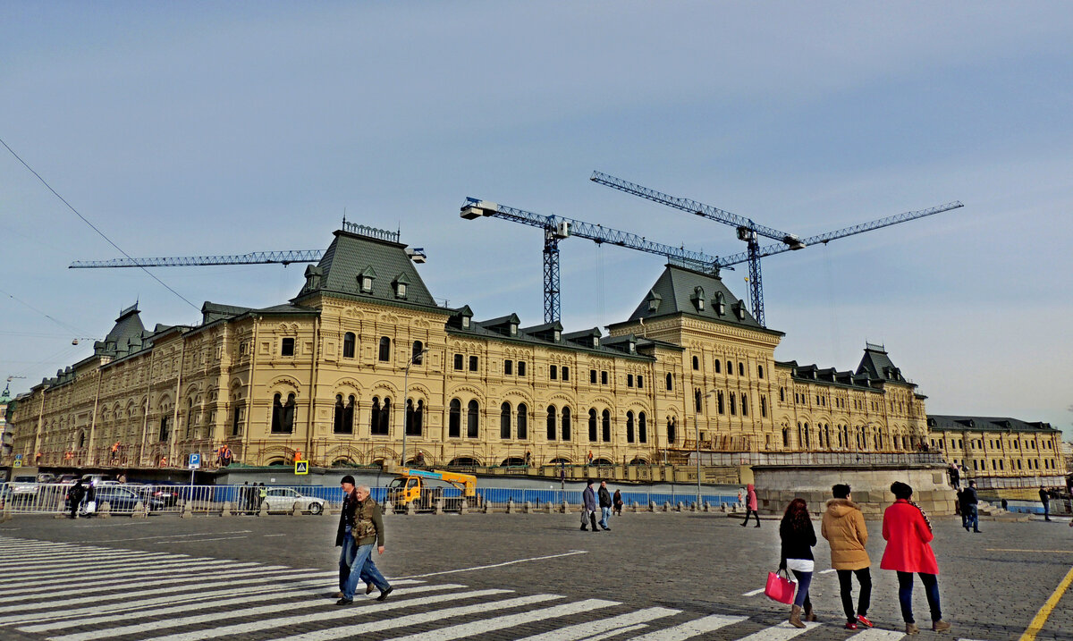 Средние торговые ряды (в советское время здание также было известно как Второй дом Министерства обороны; Красная площадь, дом № 5) — комплекс зданий в центре Москвы, построенный в 1889—1893 годах по проекту архитектора Р. И. Клейна. Являлись частью архитектурного ансамбля вместе с Верхними торговыми рядами. Занимают целый квартал, ограниченный улицами Варварка, Ильинка, Хрустальным и Москворецким проездами. Западным фасадом выходят на Красную площадь.