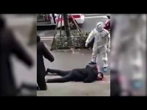Люди буквально падали на улице. Случаев зафиксировано множество. Паника лишь нарастала.