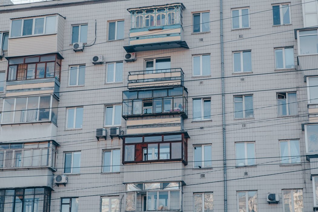 Типовые балконы типового дома. На такое даже смотреть грустно.