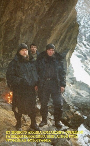 Руслан Гелаев со своими бойцами. Рядом Магомед (Султан), на заднем плане командир батальона спецназа Хасан Хаджиев. Фотографии из личного архива.