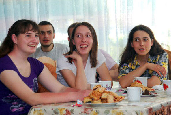 Подруги решили поесть в кафе на халяву фото из интернета