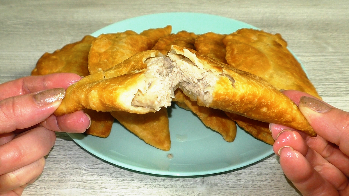 Чебуреки красноярск меню. Весны 1 чебурек ми. Чебуреки франшиза. Чебуреки сладкие. Что подают к чебурекам.