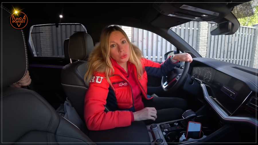 В салоне Фольксваген Туарег. Лиса Рулит