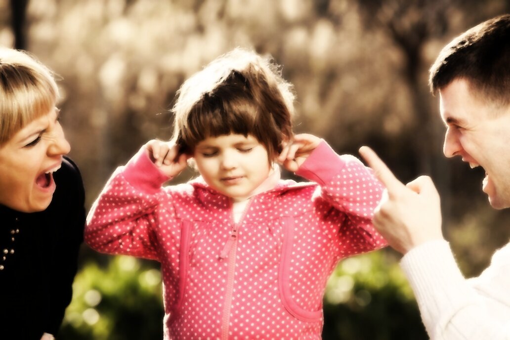 стоковое фото, родители кричат на девочку