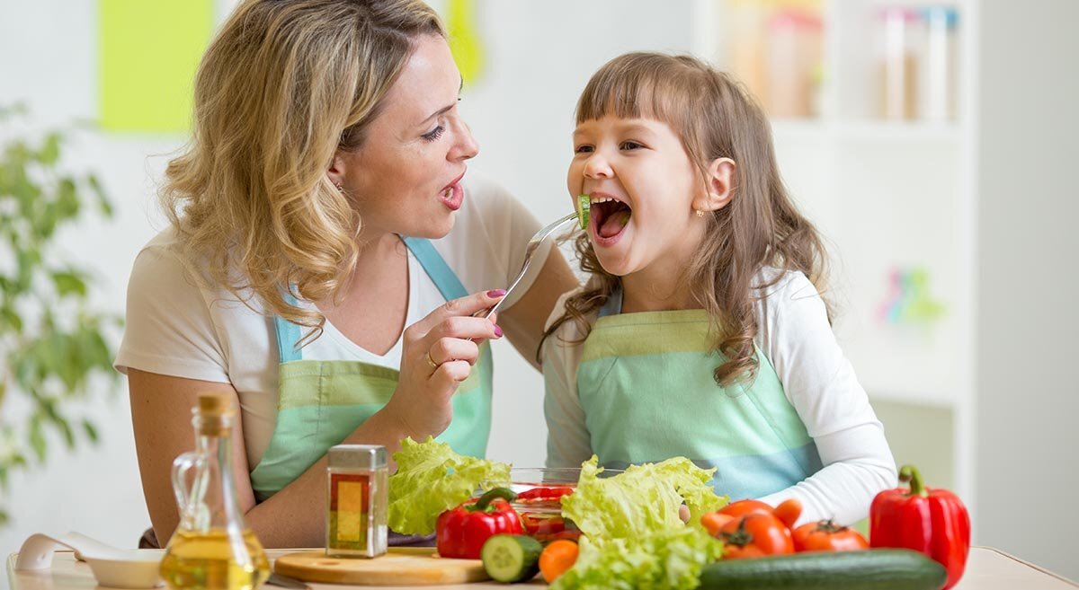 Мама кормит дочку. Питание детей. Еда для детей. Правильное питание для детей. Вегетарианство и дети.