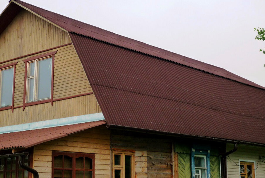 Крыша из ондулина: хороша "маша", но не наша. А наша, если кому любопытно, — в кружочке на первом фото