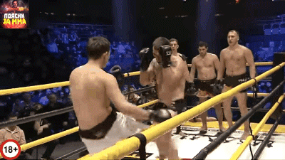 Выходит второй от команды в белых штанах, но он видимо был совсем зеленым поэтому и не продержался  и минуты(.Правда  был неудачный удар ногой.