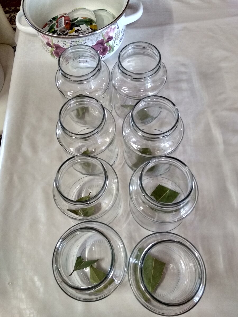 На дно банок укладываем лавровый лист