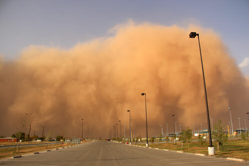 В двух словах: пыльная буря возникает, когда в результате сильного ветра (больше 10 м/с) в атмосферу поднимается огромное количество пыли – миллионы тонн!