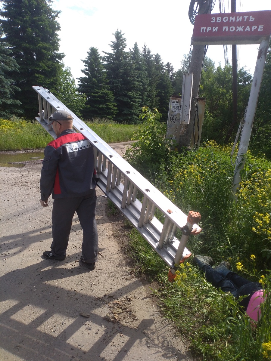 Случайно задели прохожего лестницей