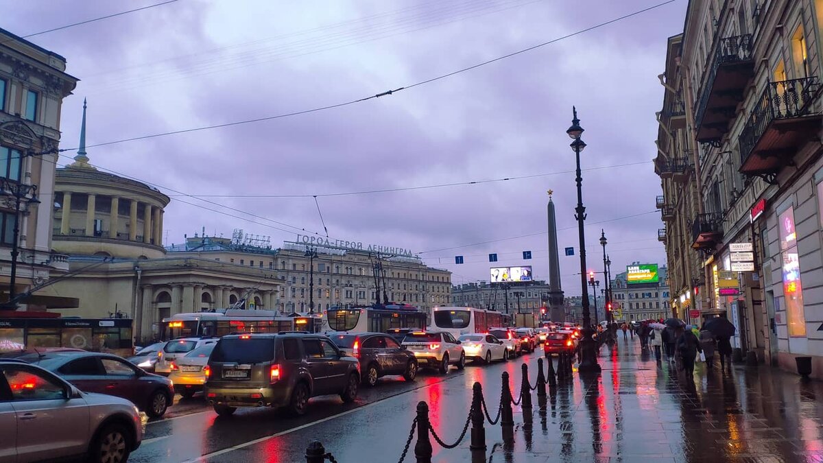 Дождь, низкие облака и спешка крупного Питера