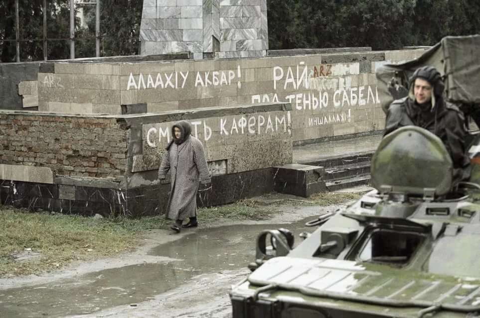 Развалинами удовлетворен. Площадь минутка Грозный 1995. Чечня вторая война 1999 Гудермес. Чечня 1995 Грозный минутка.