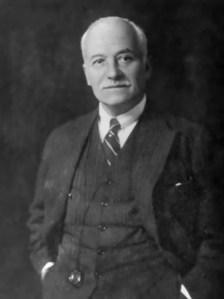 Генри Вильгельм Август Детердинг (19 апреля 1866 – 4 февраля 1939) был одним из первых руководителей Royal Dutch Petroleum Company и был ее генеральным директором в течение 36 лет, с 1900 по 1936 год, а также был председателем объединенной Royal Dutch/Shell oil company. Он сделал Royal Dutch Shell конкурентом компании Джона Д. Рокфеллера Standard Oil и одной из крупнейших мировых нефтяных компаний. В 1920 году Детердинг был произведен в почетные рыцари-командиры Ордена Британской империи.