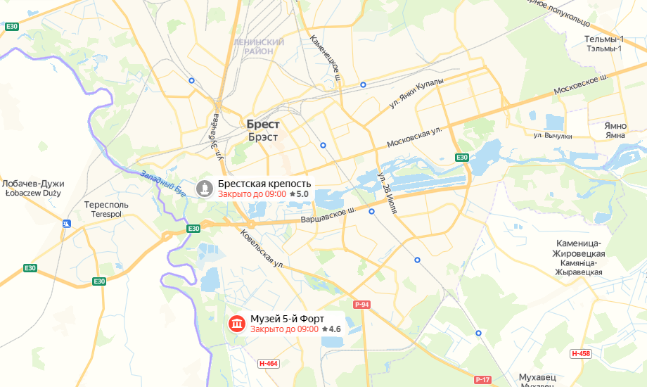 Брестская крепость расположена примерно в получасе ходьбы от центра города, поэтому сюда несложно добраться пешком.