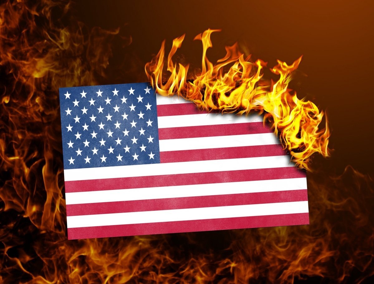 Горящий флаг сша
