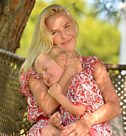 Пелагея со своей дочкой на руках - Таисией