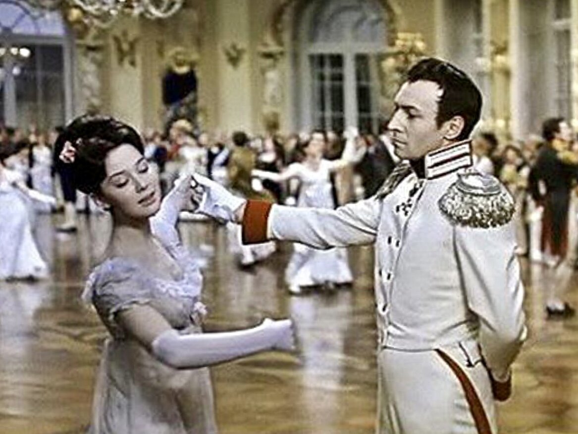 Андрей Болконский (актер Вячеслав Тихонов) и Наташа Ростова (актриса Людмила Савельева). Кадр из фильма “Война и мир” 1965 г., реж. Сергей Бондарчук