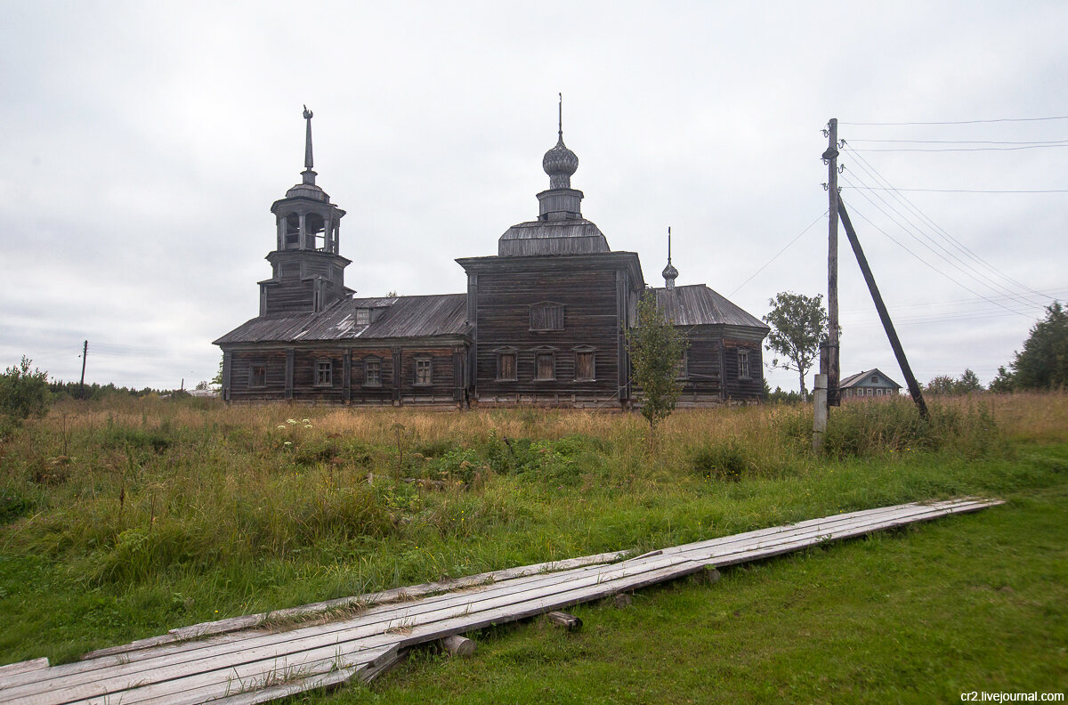 Никольская церковь 19-го века, построенная в память бывшего здесь Кирилло-Сырьинского Успенского монастыря. Сырья, Архангельская область
