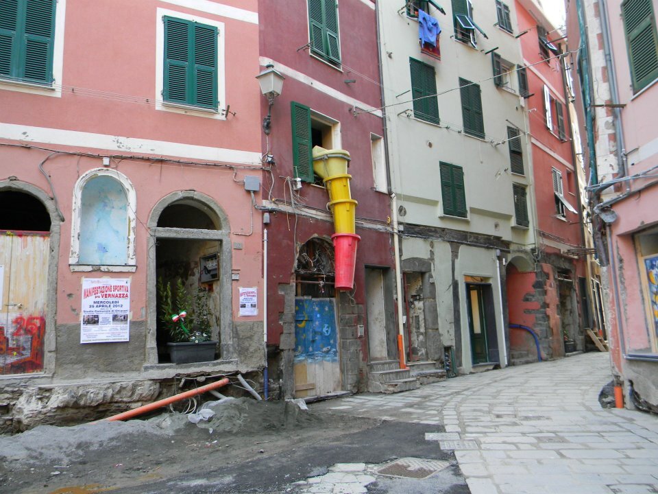 Фото: Piano Piano (очень старое фото, аж из осени 2011 года, сделанное практически сразу после страшного наводнения в Лигурии, которое едва не уничтожило в том числе прекрасные деревни Cinque Terre; уверена, что именно это качество – pazienza – помогло итальянцам в очередной раз преодолеть все трудности)