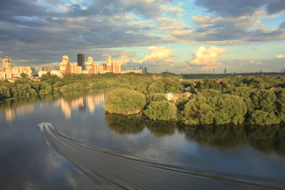Большая река в москве. Реки Москвы. Река москва0река. Москва река в Москве. Москва летом.