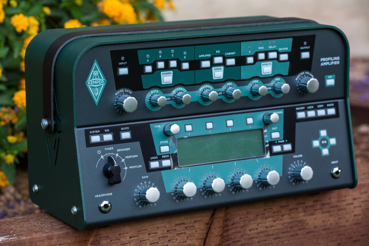 Кемпер - великолепная машина, создающая звук, максимально приближенный к ламповому, позволяет сэмулировать любой известный усилитель, один из эталонов для защитников цифры. Однако вживую эта разница весьма ощутима, аналоговый перегруз под Плекси звучит убедительнее, чем цифровая эмуляция