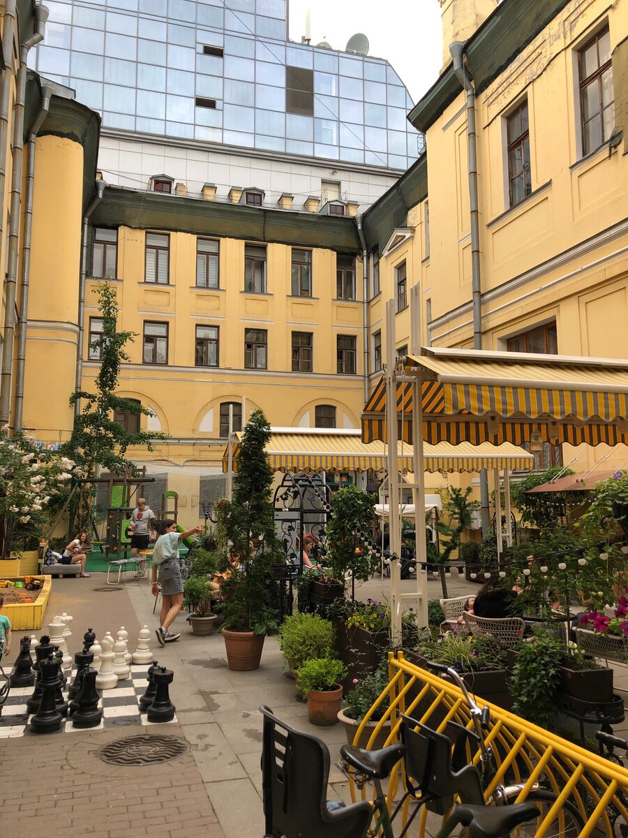 Двор превращается...