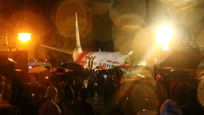 Самолет Air India, разбившийся при посадке в индийском городе Каликут в штате Керала.