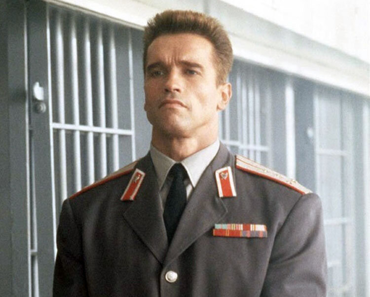 Советский милиционер Иван Данко в исполнении Арнольда Шварценеггера