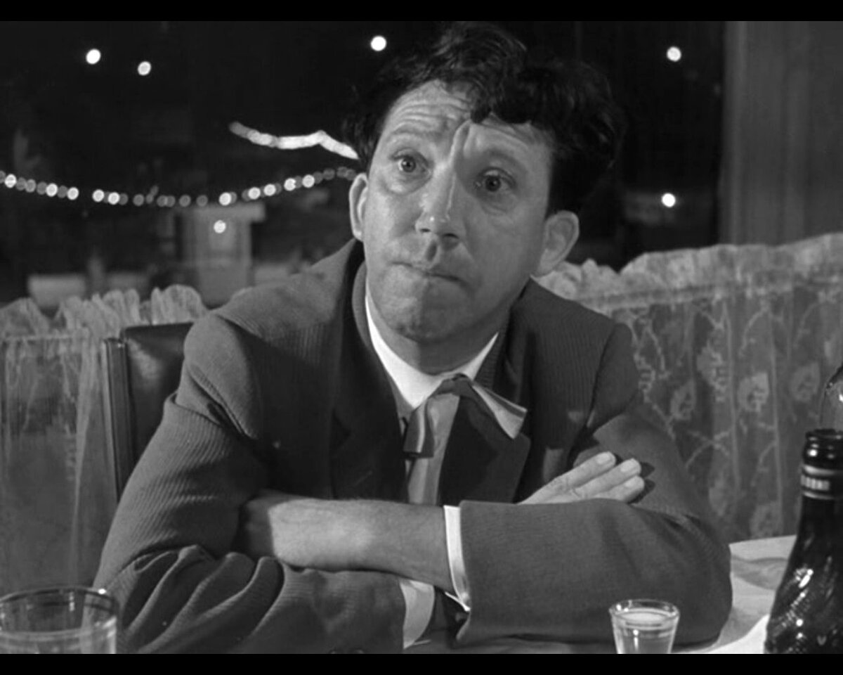 Кадр из фильма "Дайте жалобную книгу"