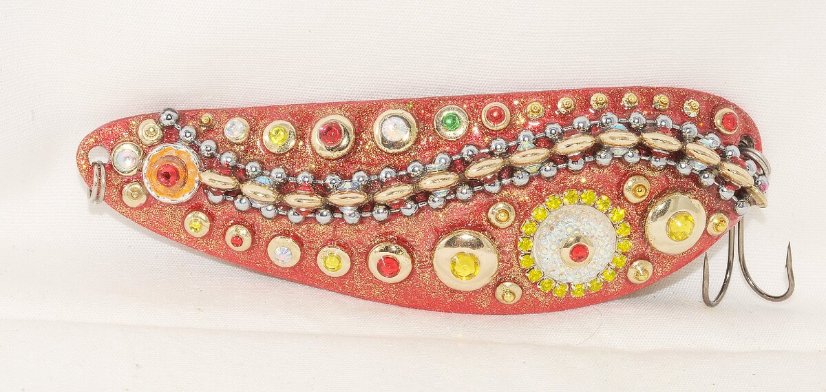 Общий вид ЛИЦЕВОЙ стороны арт-блесны "ГРЕБНЕВИК №1". Материал "тушки" -  всё ещё нейзильбер 2,0мм. Длина "тушки" -  15мм. Вес готового изделия 76,9г грамма. Август - сентябрь 2019г.