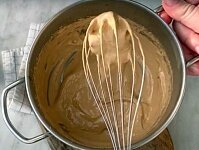 Насыпьте кофе в глубокую емкость, добавьте молоко и взбивайте, пока не появится пена. На это уйдет не больше минуты, если вы взбиваете миксером. Если используете венчик, понадобится 2-3 минуты.