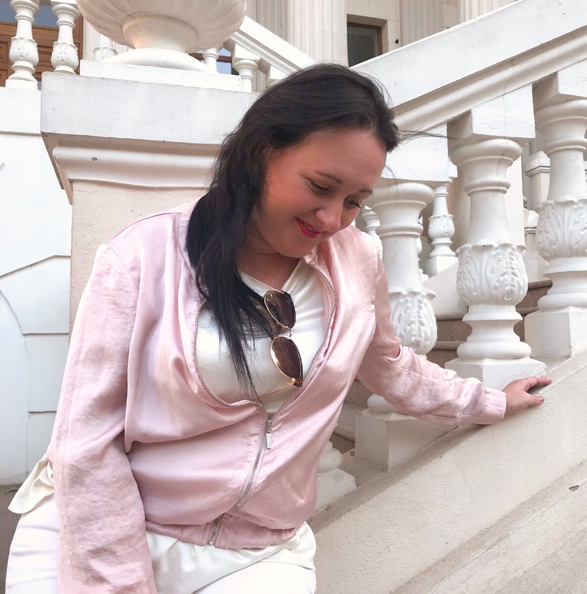 Следующая ошибка ЭТО: 
ПРОДУКТ/УСЛУГА КОТОРАЯ НЕ ВОСТРЕБОВАНА НА РЫНКЕ

О чём это я❓

Давайте разберём этот вопрос)

За, что нам платят деньги❓

За то , что мы решаем проблемы людей и это для них имеет определённую ценность👌

Например:

Булочник печёт хлеб -это ценно?

Сапожник делает обувь-это ценно?

Коуч помогает решить много проблем-это ценно?

Врач спасает людей-это ценно?

И так далее...

Поэтому для того чтобы определится с бизнес идеей необходимо понять.

КАКИЕ ПРОБЛЕМЫ ВАШ ПРОДУКТ ИЛИ УСЛУГА РЕШАЕТ❓

ЧЕМ ОНА ЦЕННА ДЛЯ ЛЮДЕЙ❓

НУЖНАЛИ ОНА ЛЮДЯМ❓

Как это понять?

📌1. Возможно вы сами когда то нуждались в этом. Значит вы представитель своей целевой аудитории.
📌2. Большие конкуренты уже на этом зарабатывают. А значит вы можете выпустить на рынок этот продукт под новым "соусом" что то очень вкусненькое)
📌3. Ваши близкие или знакомые хотят это но не где не могут найти.
📌4. Это ваше предназначение вы это чувствуете и вы готовы открыть, что то новое миру. Но здесь главное не ошибиться с чувством реальности....

Включайте КРЕАТИВНОСТЬ!!! И помните мы сами строим этот мир, главное всё делать осознанно.

Больших успехов вам на СТАРТАПЕ.💪

Пост был полезен? Не забудьте сохранить)💜