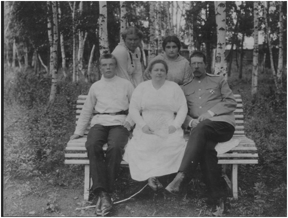 Любовь Павловна и Александр Андреевич Болотовы с детьми