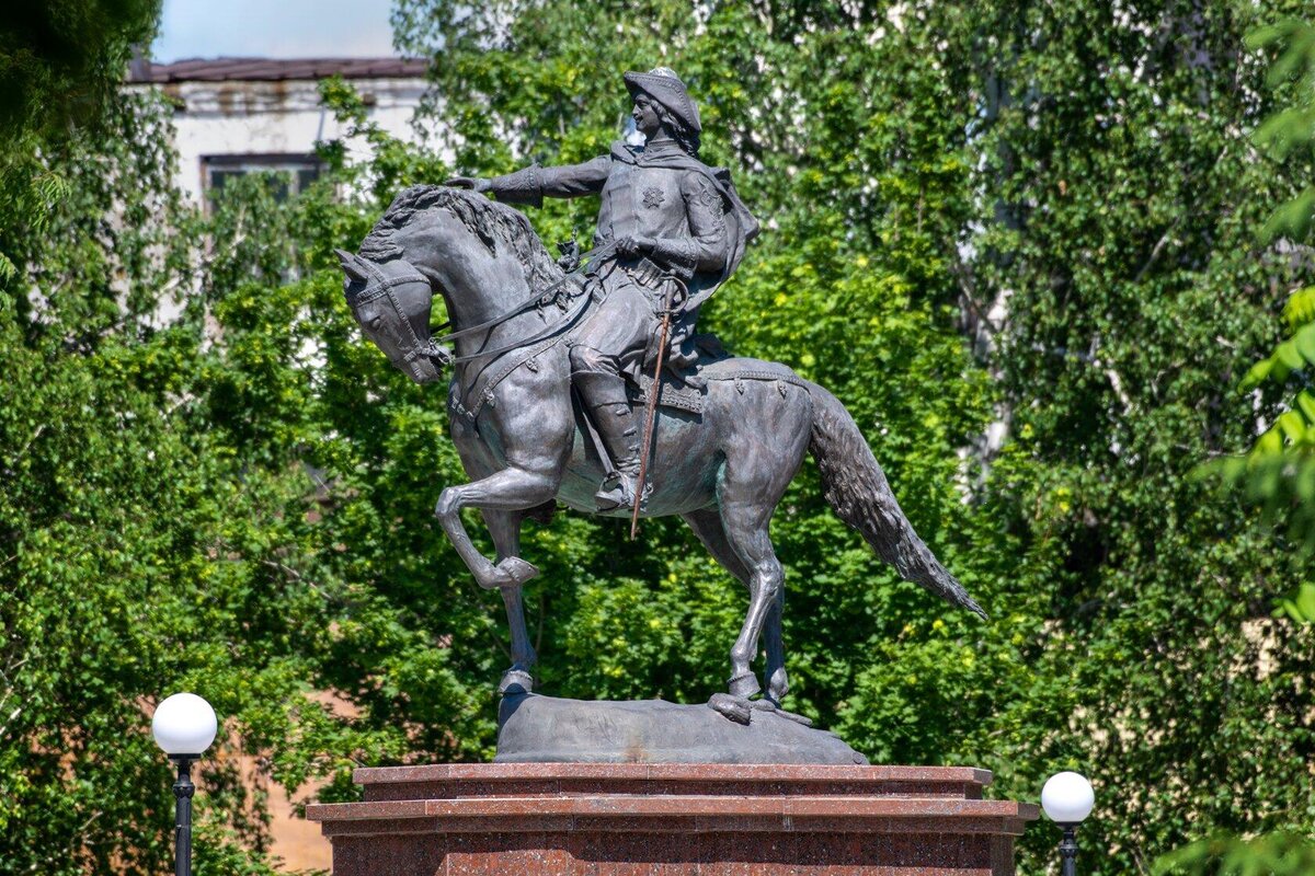 Памятник в сквере Петра Первого в нашем городе. Администрация на бронзу не пожалела 5 млн. Всё ради людей...