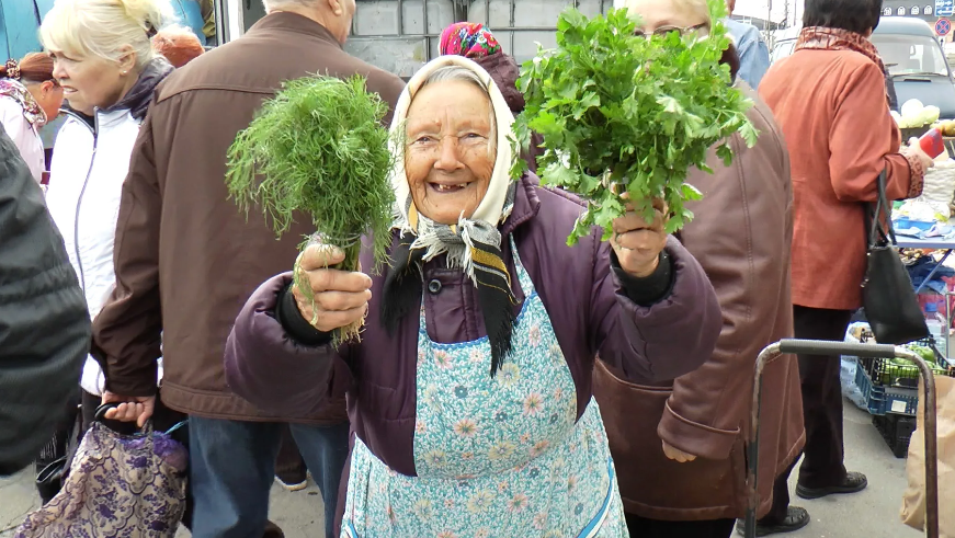 Бабушка на рынке. Бабка на базаре. Бабка на рынке. Бабки на базаре.