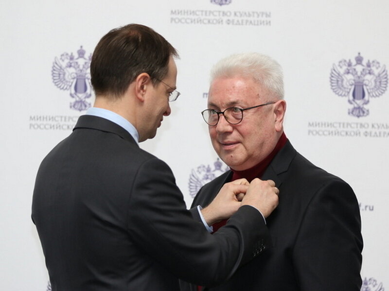 Владимир Винокур получал награду из рук министра культуры Владимира Медынского. Фото: Геннадий Черкасов. 
