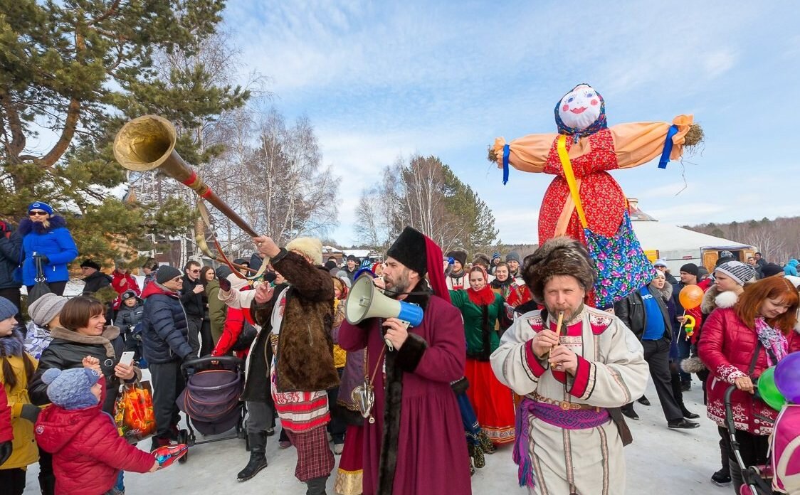 Масленица и чучело зимней богини смерти  Морены жгут чтобы она переродилась богиню лета и жизни  (фото dzerginsk.bezformata.com)