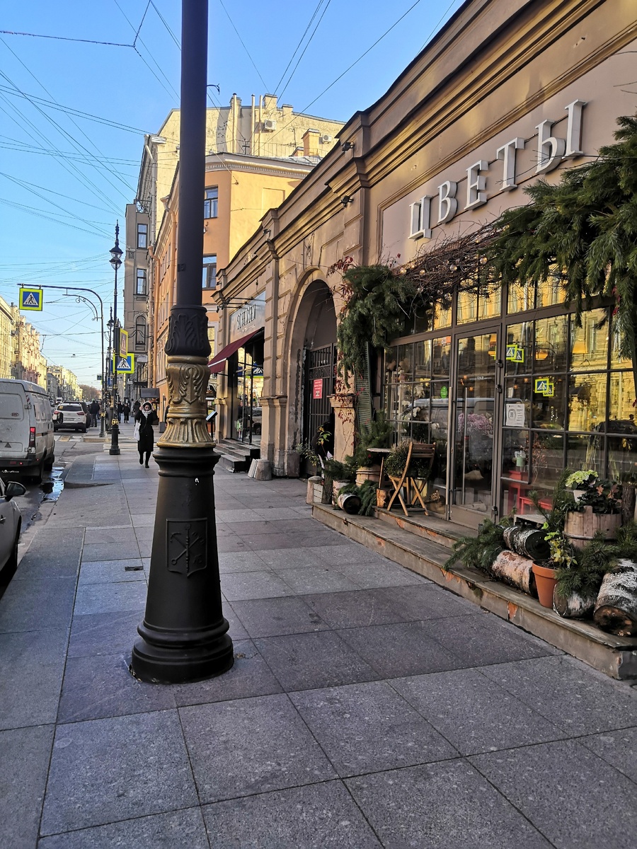 Был туалет, а сейчас ресторан и магазин цветы.