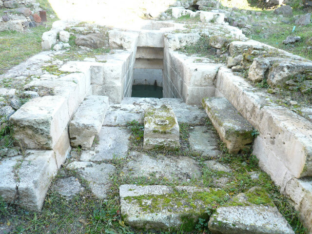 Священный колодец Предио Канополи. Источник фото: https://nuraghi-sardegna.blogspot.com/2009/12/pozzo-sacro-predio-canopoli-perfugas.html?m=0