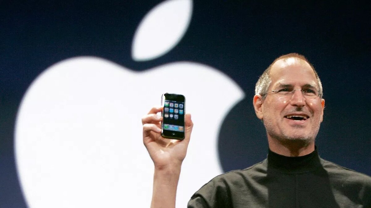 Стив Джобс презентует первый смартфон от компании Apple на системе IOS.
