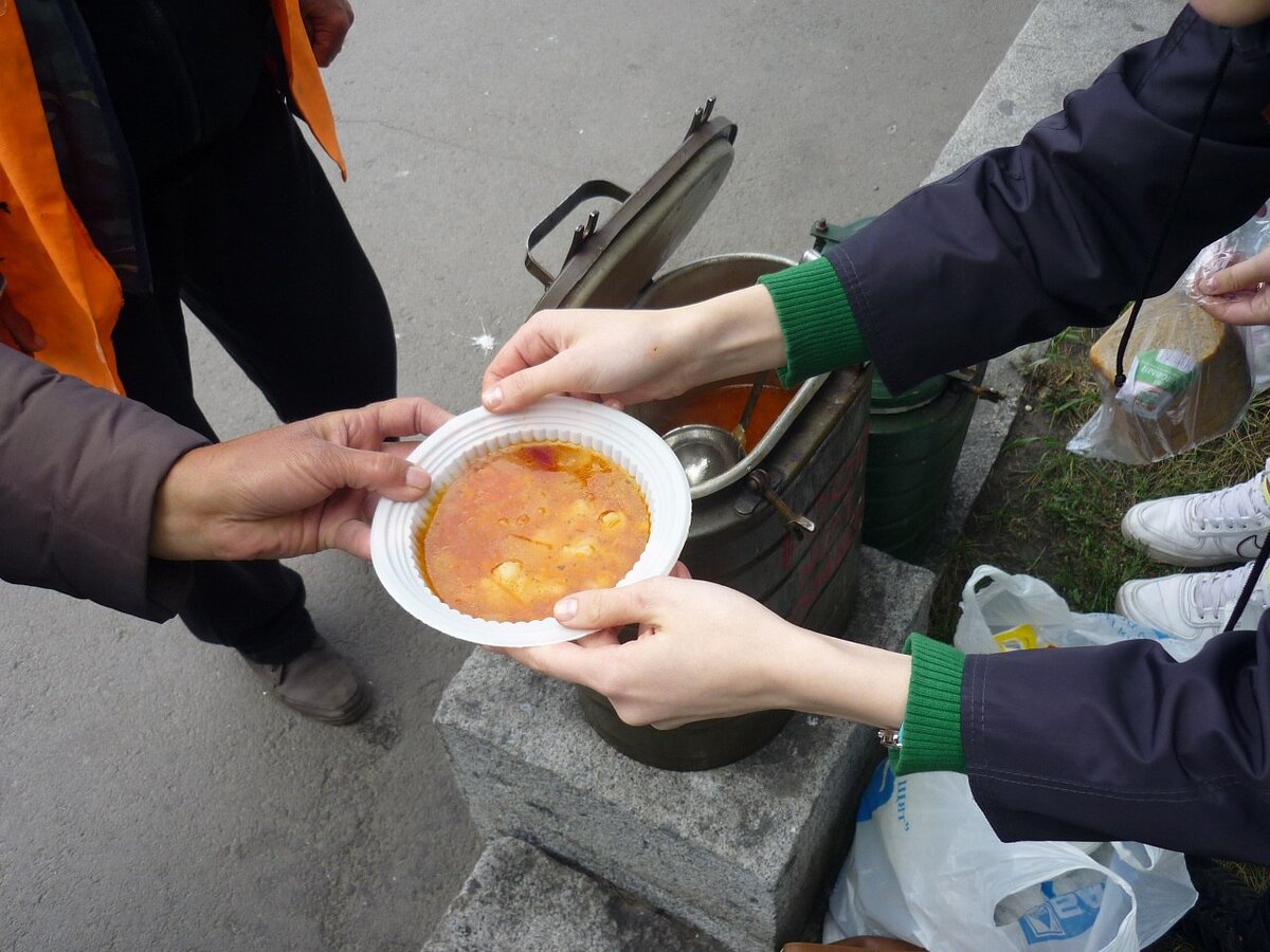 Верующие кормят голодных